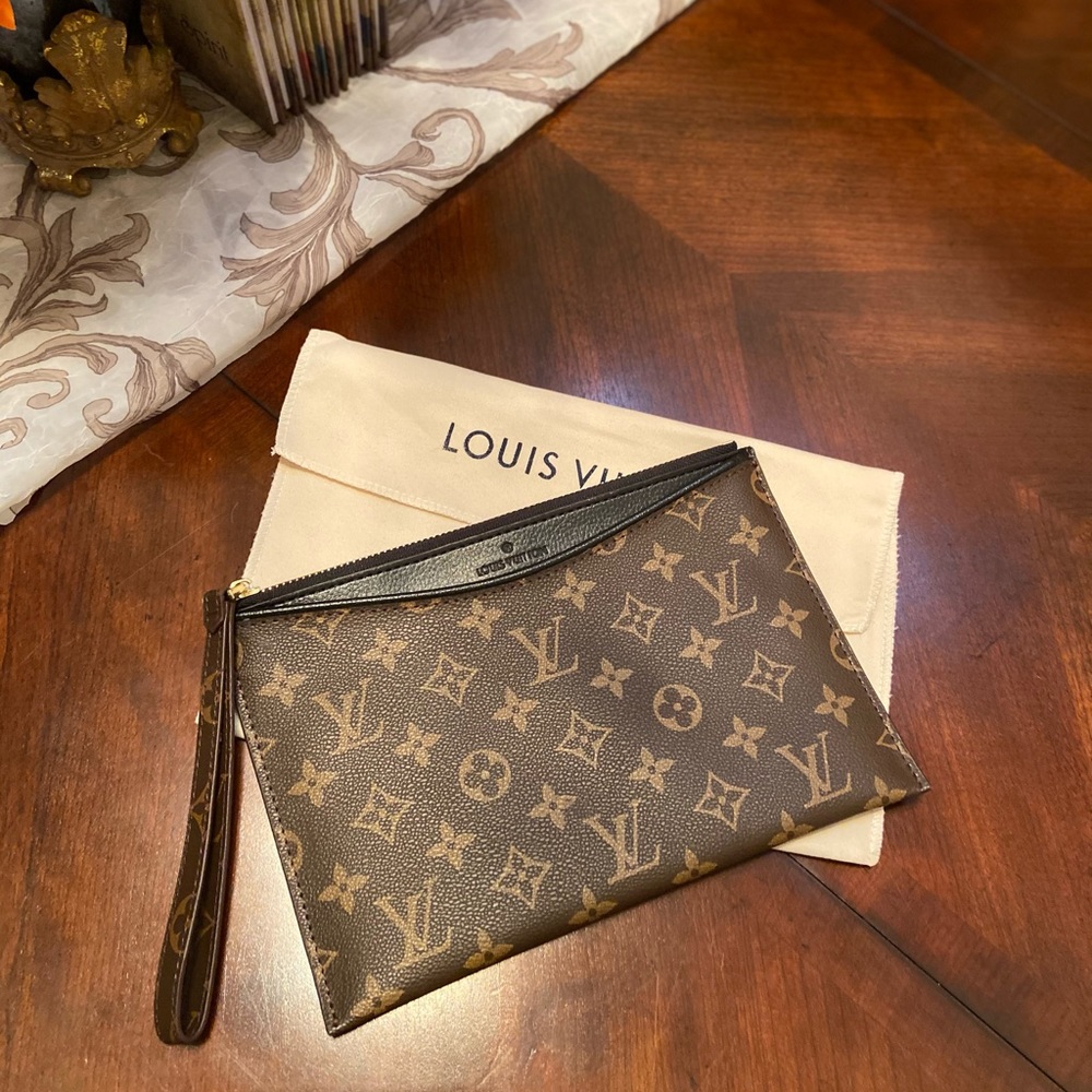 Wristlet wallet